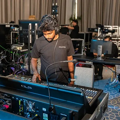 audio-engineer-yamaha-cl5-mixer-live-event-uae