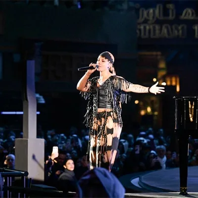 concert-female-vocalist-stage-performance