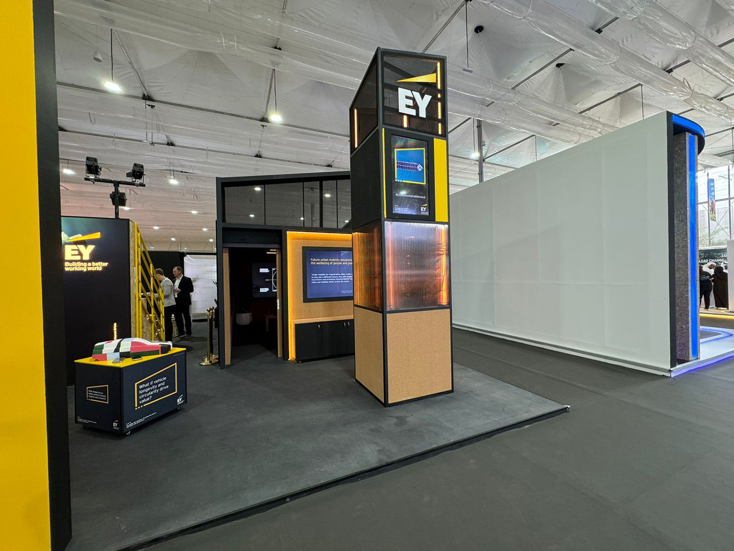 cop28-ey-stand-digital-totem-display-2023