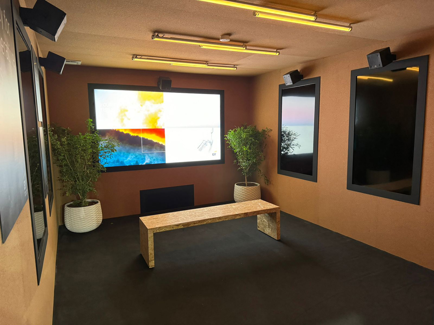 cop28-ey-stand-interior-media-room-2023