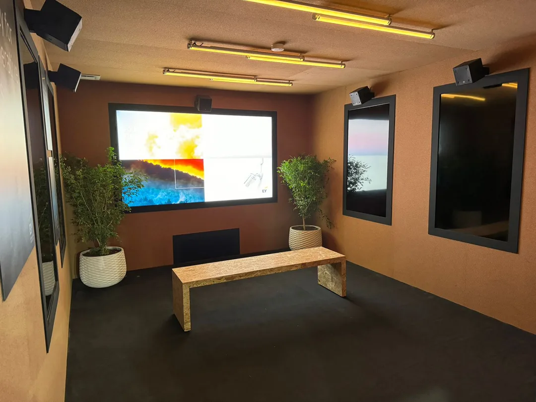 cop28-ey-stand-interior-media-room-2023