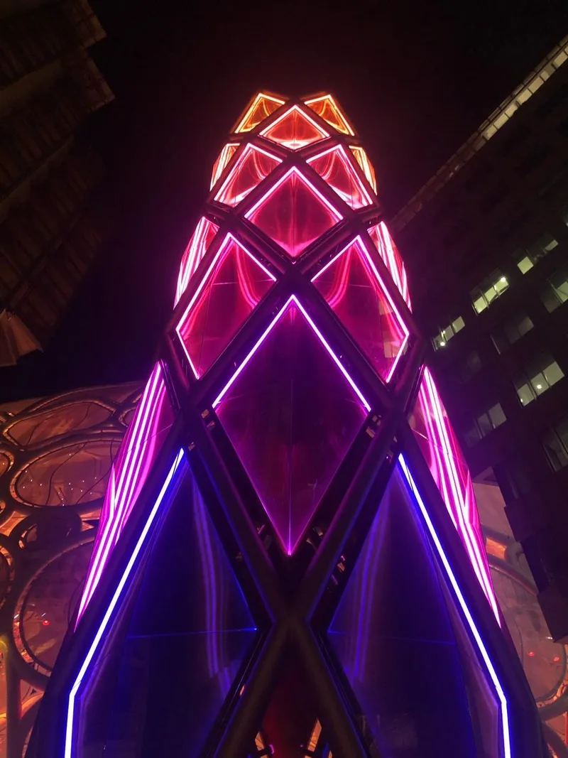 dubai-light-art-festival-diamond-sculpture-close-up-night-view-03