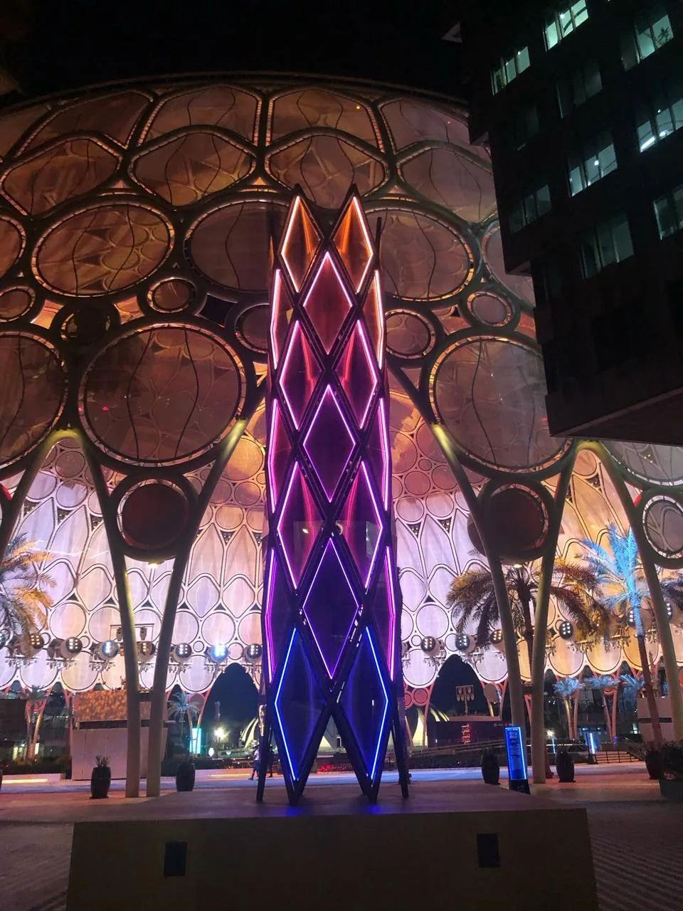 dubai-light-art-festival-diamond-sculpture-colour-changing-night-view