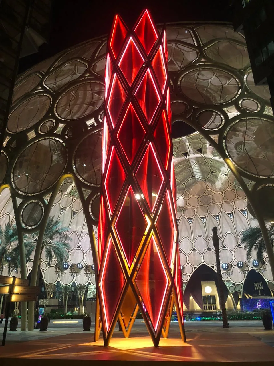 dubai-light-art-festival-illuminated-diamond-sculpture-night-view