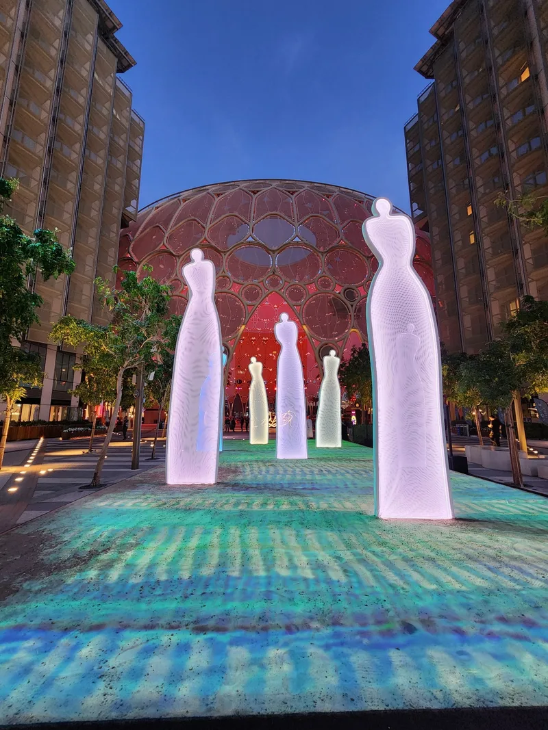 dubai-light-art-festival-illuminated-figure-installation-wide-view