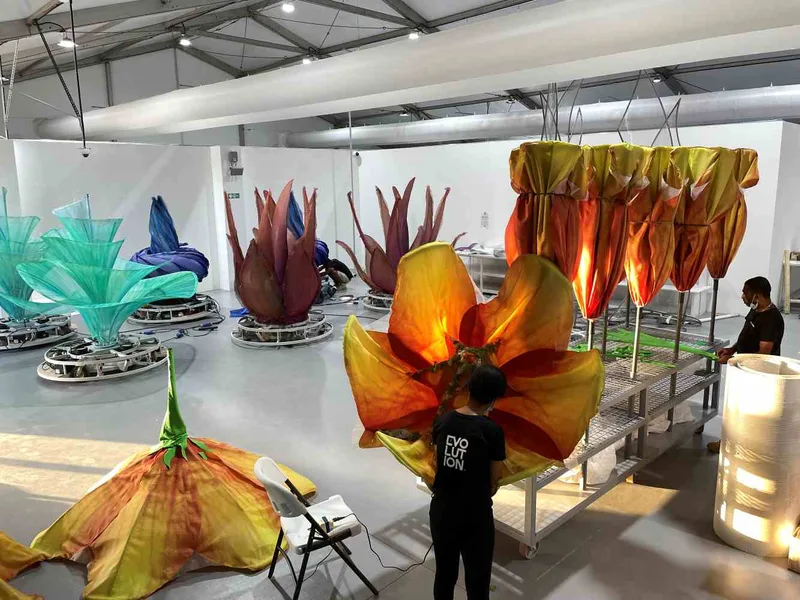 evolution-workshop-fabricating-illuminated-flower-sculptures-dubai.jpg