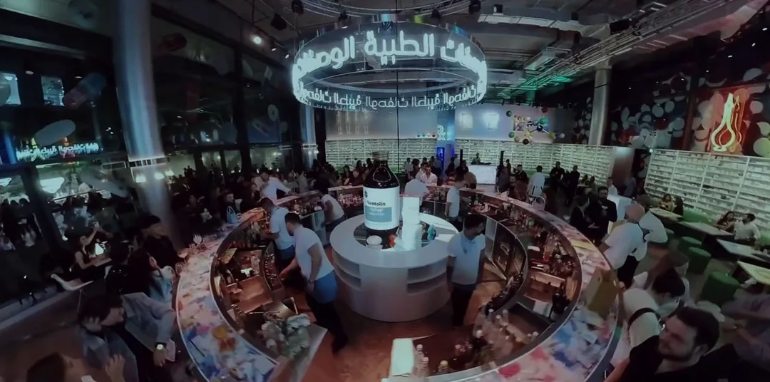 prada-mode-dubai-busy-bar-aerial-view-2022