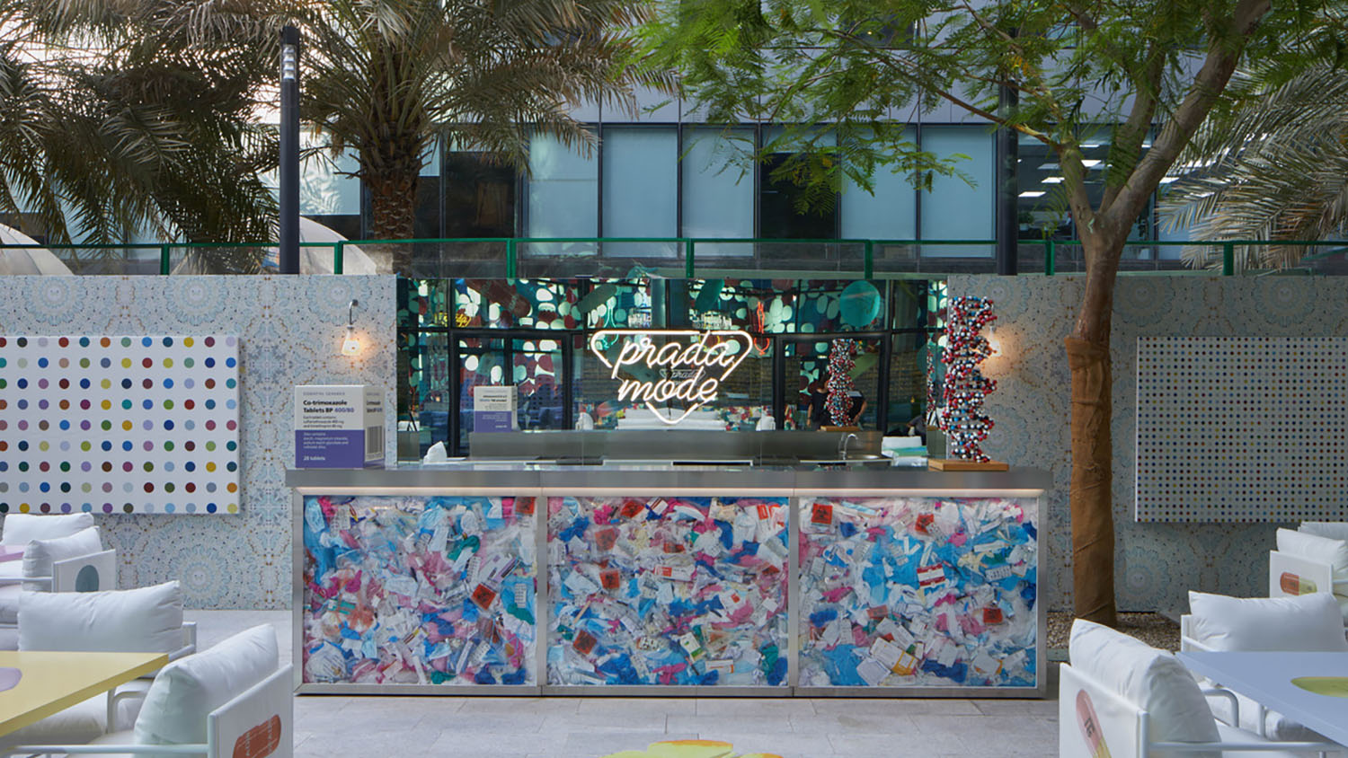 prada-mode-dubai-header-bar-crowd-2022