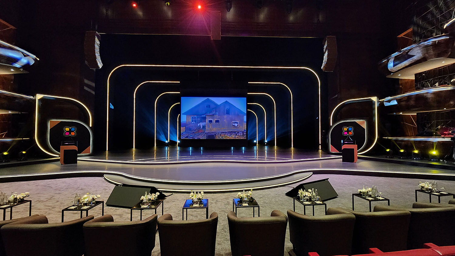hipa-awards-dubai-stage-curved-led-frames-2023