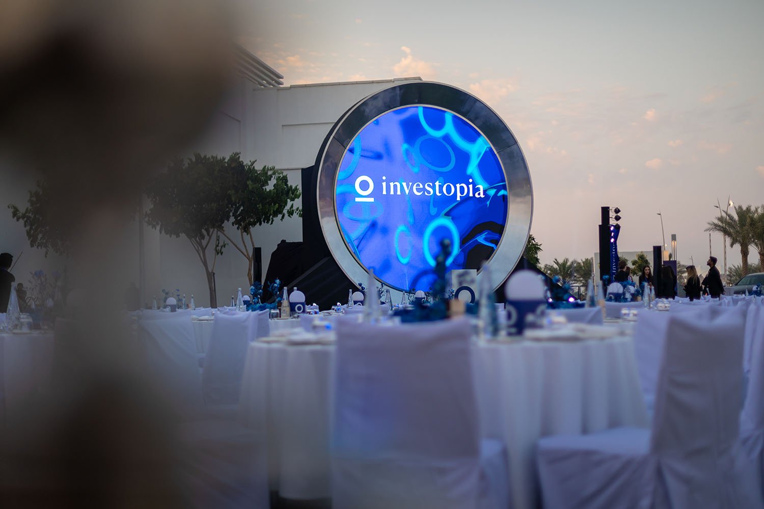 investopia-2023-outdoor-event-table-setup-led-backdrop