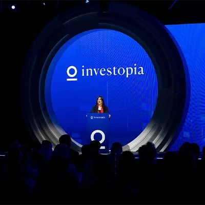 investopia-circular-stage-speaker-presentation-uae