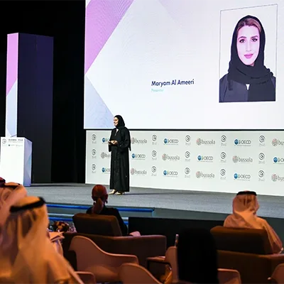maryam-al-ameeri-speaker-stage-presentation-uae.webp