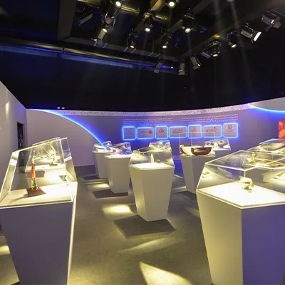 museum-exhibition-pedestal-display-lighting-uae.webp