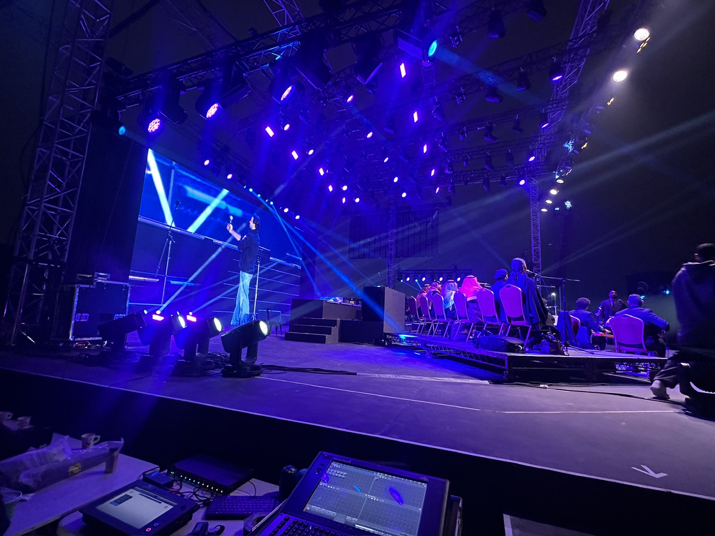 pif-saudi-ladies-international-riyadh-2025-blue-stage-lighting