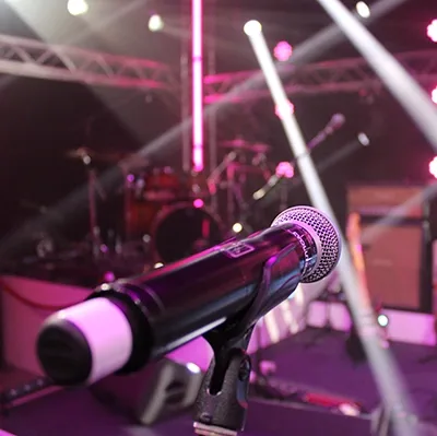 professional-wireless-microphone-stage-live-event-dubai-uae-audio-production.webp