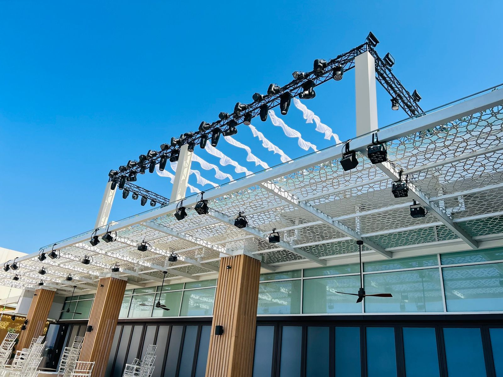red-sea-women-cinema-lighting-truss-rigging-2024