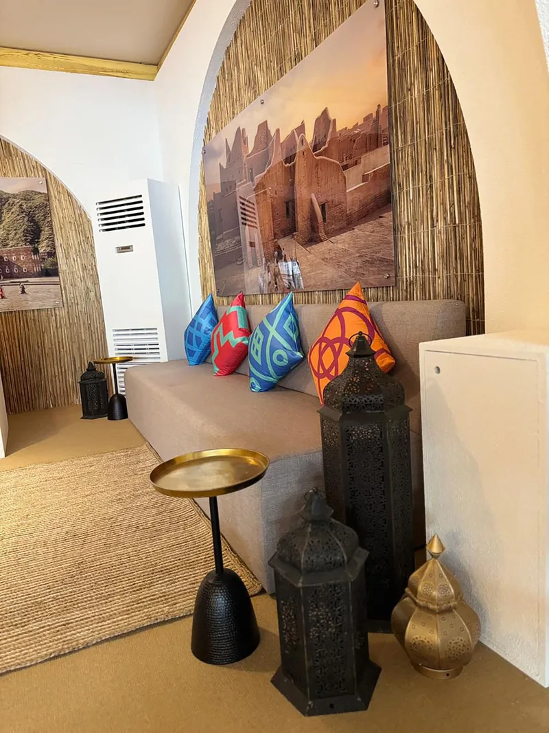 visit-saudi-dubai-outdoor-high-tables-2024
