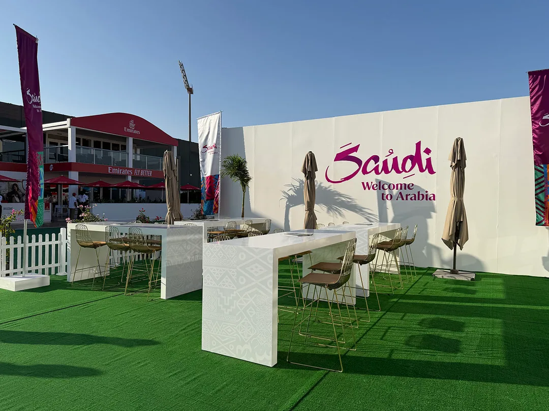visit-saudi-dubai-outdoor-high-tables-2024