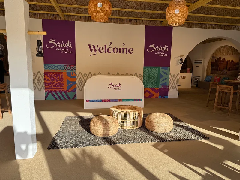 visit-saudi-dubai-welcome-desk-poufs-2024
