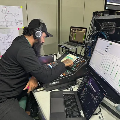 yamaha-digital-mixing-console-audio-engineer-setup-dubai-uae-live-production.webp
